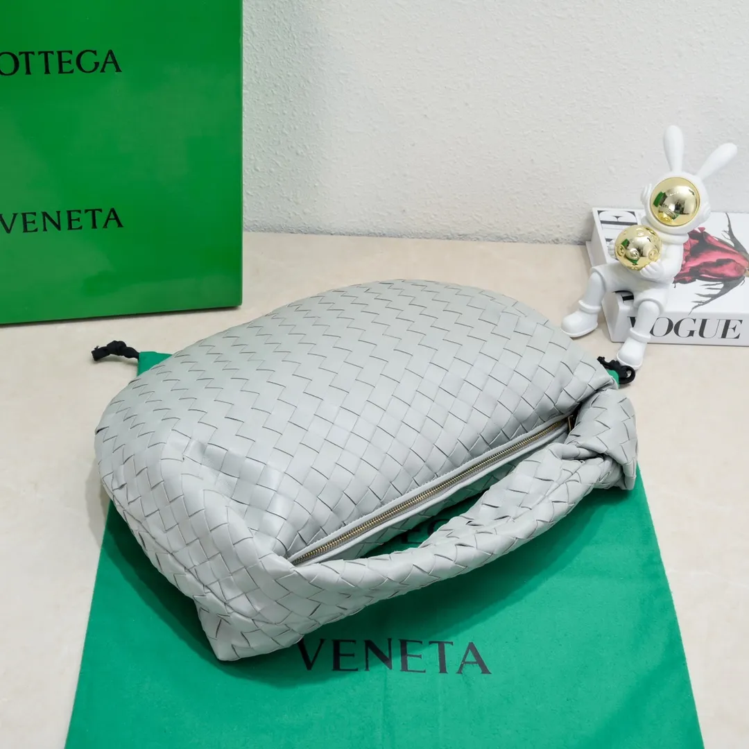 Batch 1860 large Jodie handbag, new arrival in early spring#, cool style, retro style, full of vitality, free and easy, distinctive personality brings multi-layered charm to daily wardrobe~ 🔝The soft and flowing fabric conveys a soft touch# A relaxed and comfortable feeling is newly interpreted in the silhouette· Croissant woven sheepskin Size: width 40 height 48 thickness 16 [6698#]